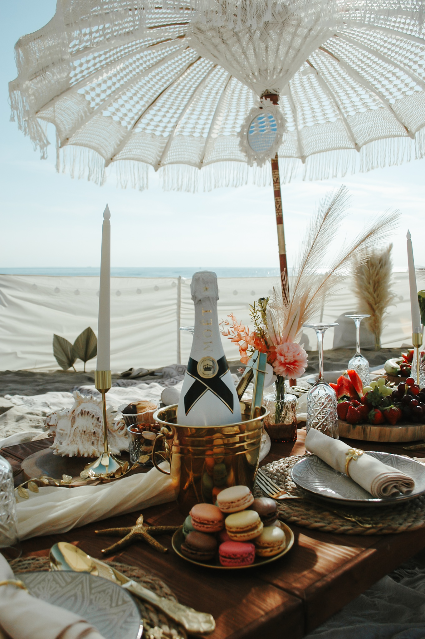 Velvet Decor styling met parasol op het strand